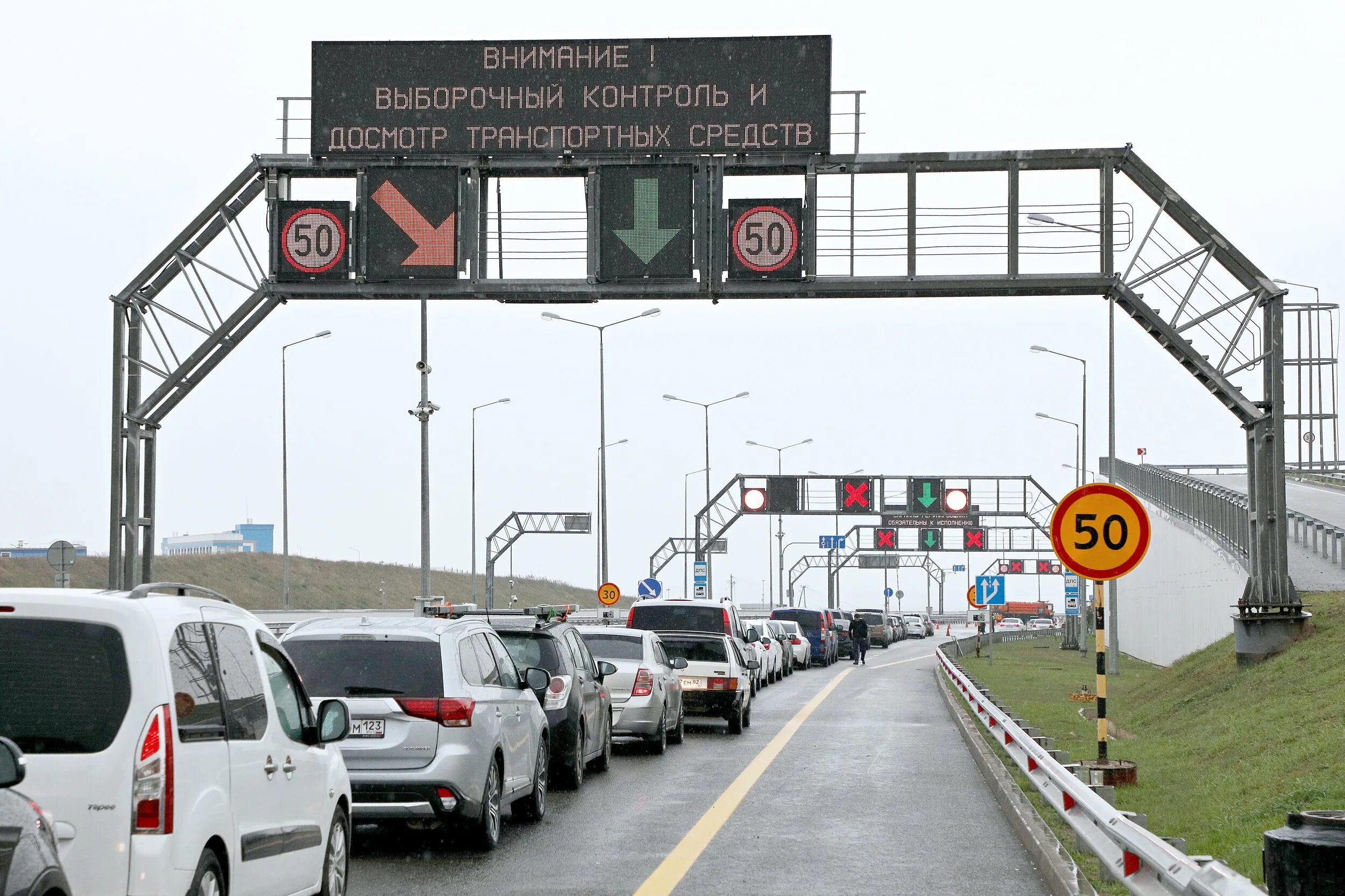 Движение через крымский мост. Крымский мост. Движение по Кимрскому мосту. Движение на Крымском мосту. Въезд на Крымский мост.