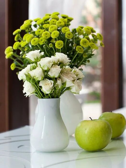 Натюрморт с яблоками. Композиция с яблоками и цветами. Яблоки в вазе. Зеленые яблоки в вазе. Франсуа жилле натюрморты.