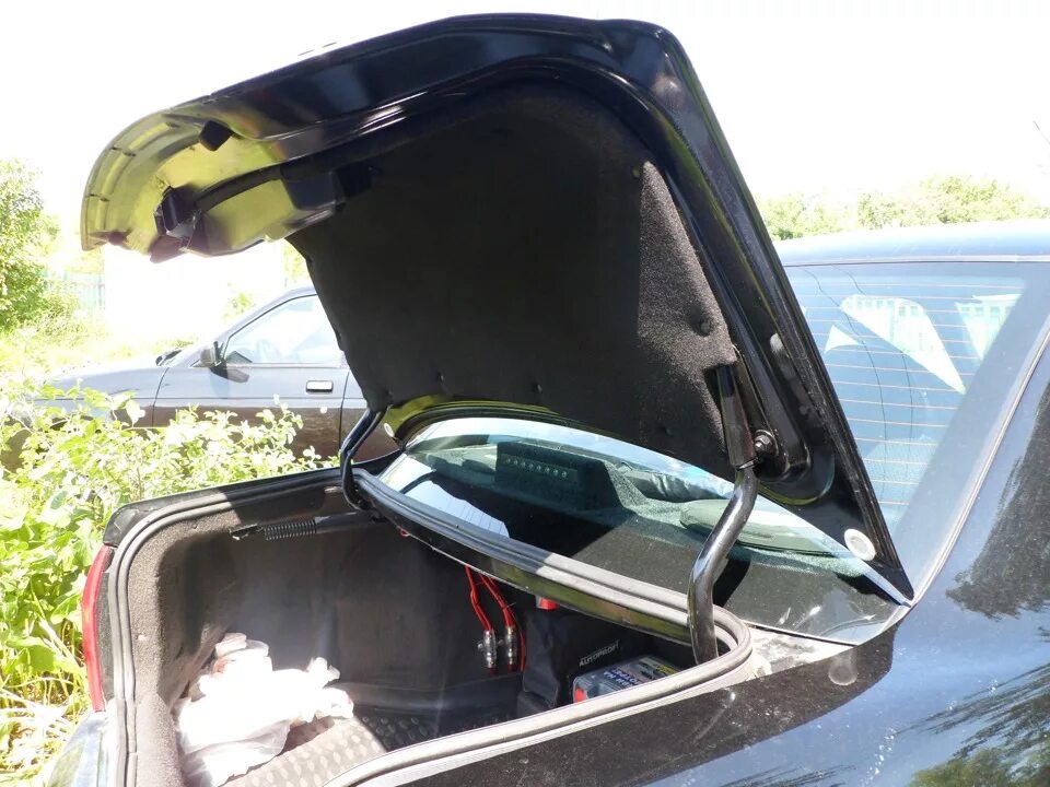 Крышка багажника киа спортейдж. Багажник вольво s80 диаграмма багажника. Ремкомплект багажника приора седан. Ремонт крышки багажника. Обивка крышки багажника приора седан.