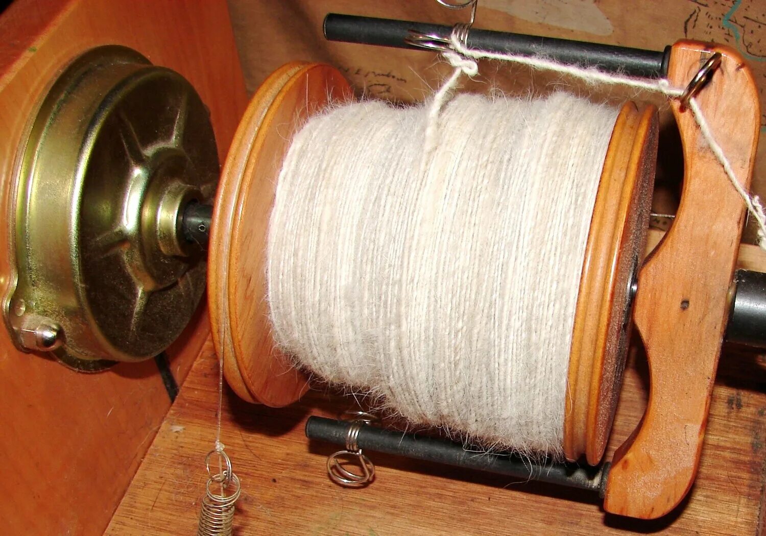 Прядение овечьей шерсти. Прядение пряжи веретеном. Прядения пряжи. Прясть нитки. Прядения пряжи.