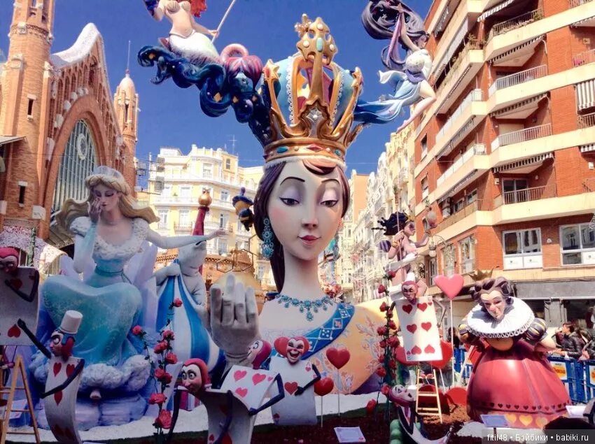 Фальяс в валенсии. Las fallas. Фальяс праздник в испании. Las fallas. Валенсия фестиваль лас фальяс.