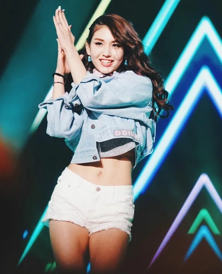 Jeon somi xoxo. Somi певица рост. Somi. Чон соми рост. Чон соми рост.