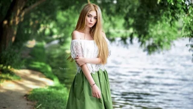 Прекрасная стройная белокурая девка