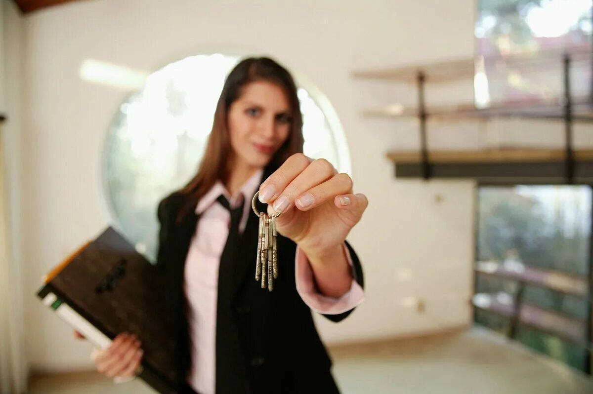 Девушка риэлтор. Показ квартиры. Риэлторов афера. Девушки риэлторы в юбках. Риэлторша.