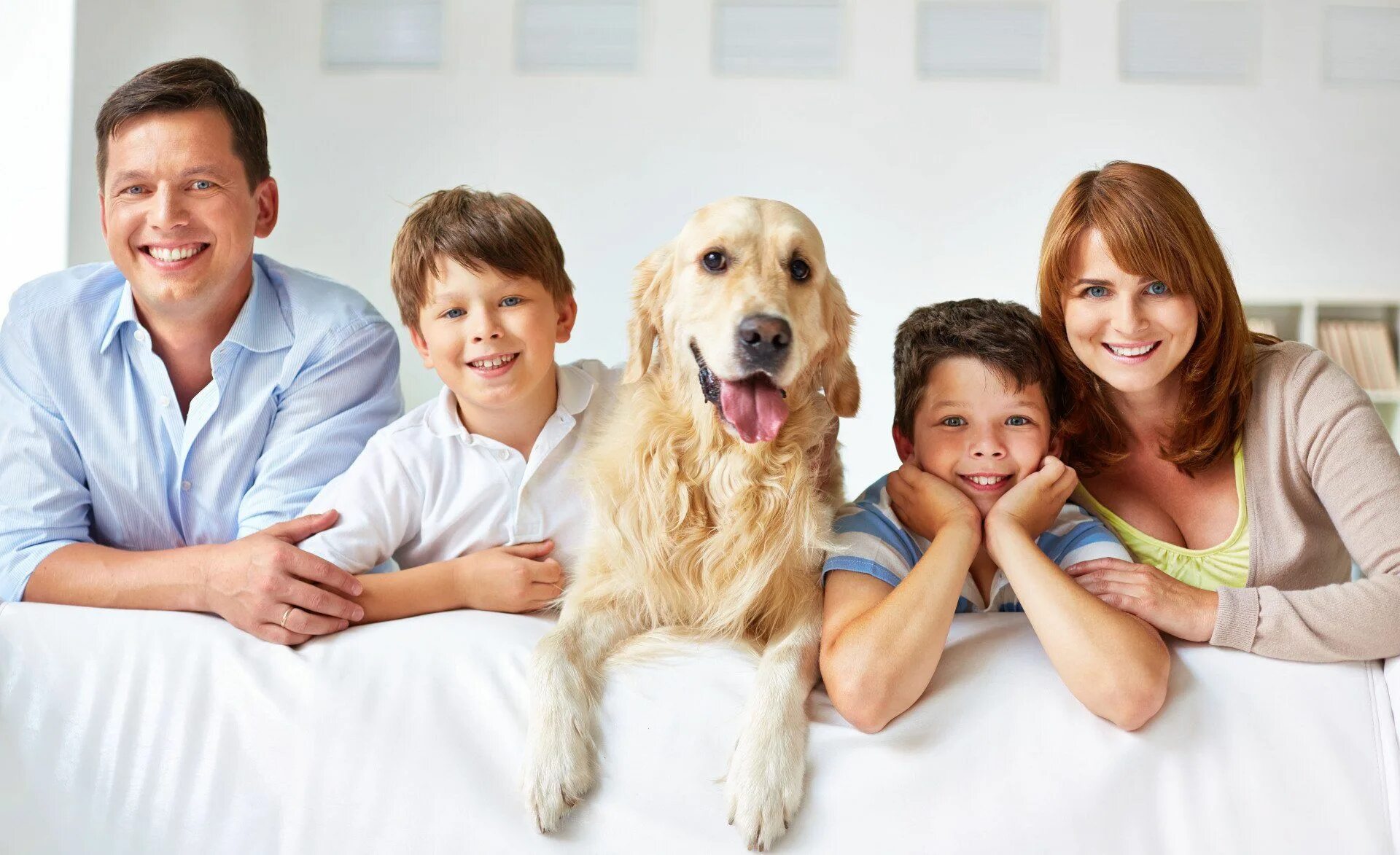 Семья с собакой. Счастливая дружная семья. Счастливые дети и животные. Семья с собакой. Семья без животных.