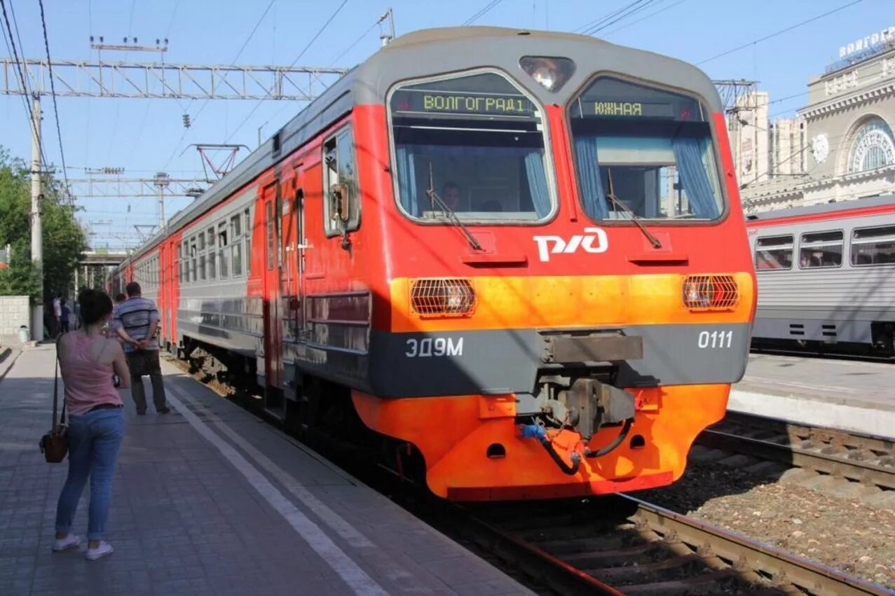 Электричка судоверфь. Хабаровский судостроительный завод г хабаровск. Белогородская судоверфь селезнев. Станция шпалопропитка волгоград. Электричка судоверфь.