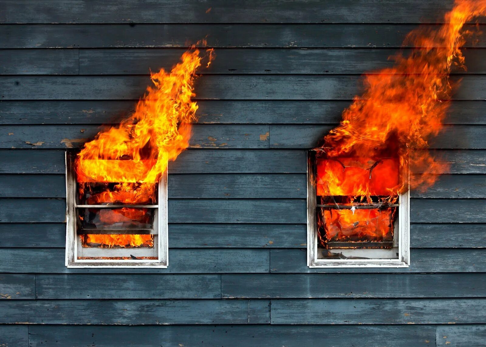 Горящий дом. Огонь в окне. Дом горит. Дом в огне. Сгоревшее окно