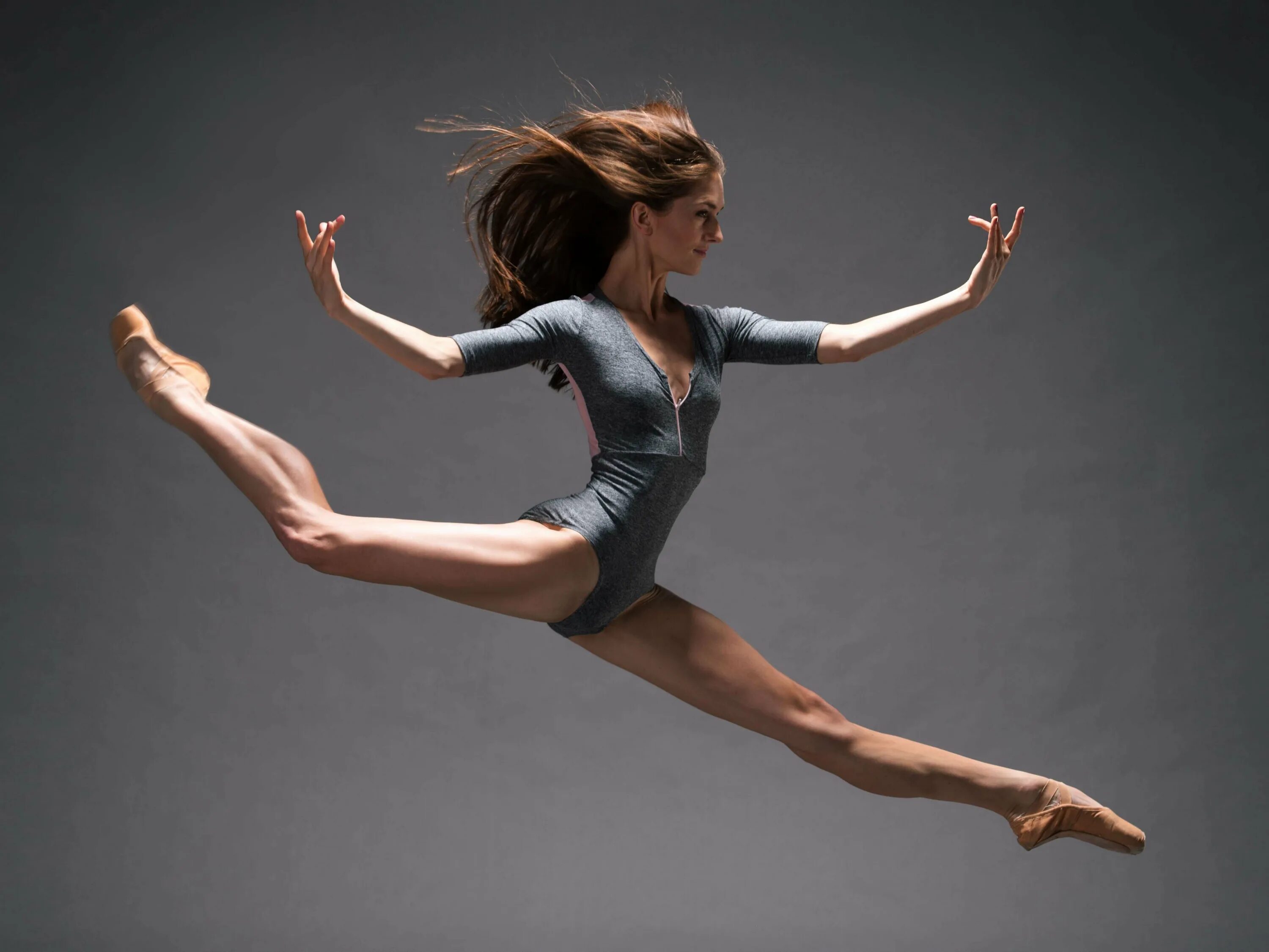 Легкие современные движения. Современные танцы. Танцор в прыжке. Танцовщица в прыжке. Современная хореография.
