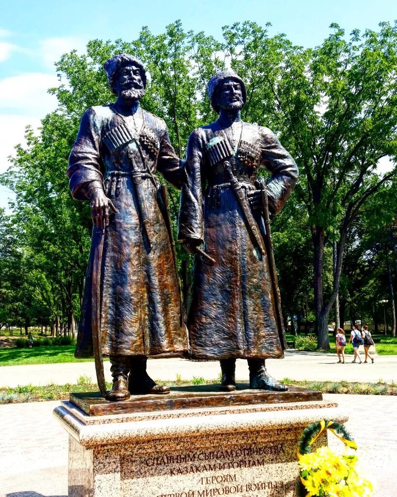 Памятники культуры краснодара. Обелиск Краснодар памятники. Памятник казаку и черкесу в Краснодаре. Памятники на улице красной в Краснодаре. Памятник культуры города Краснодара.