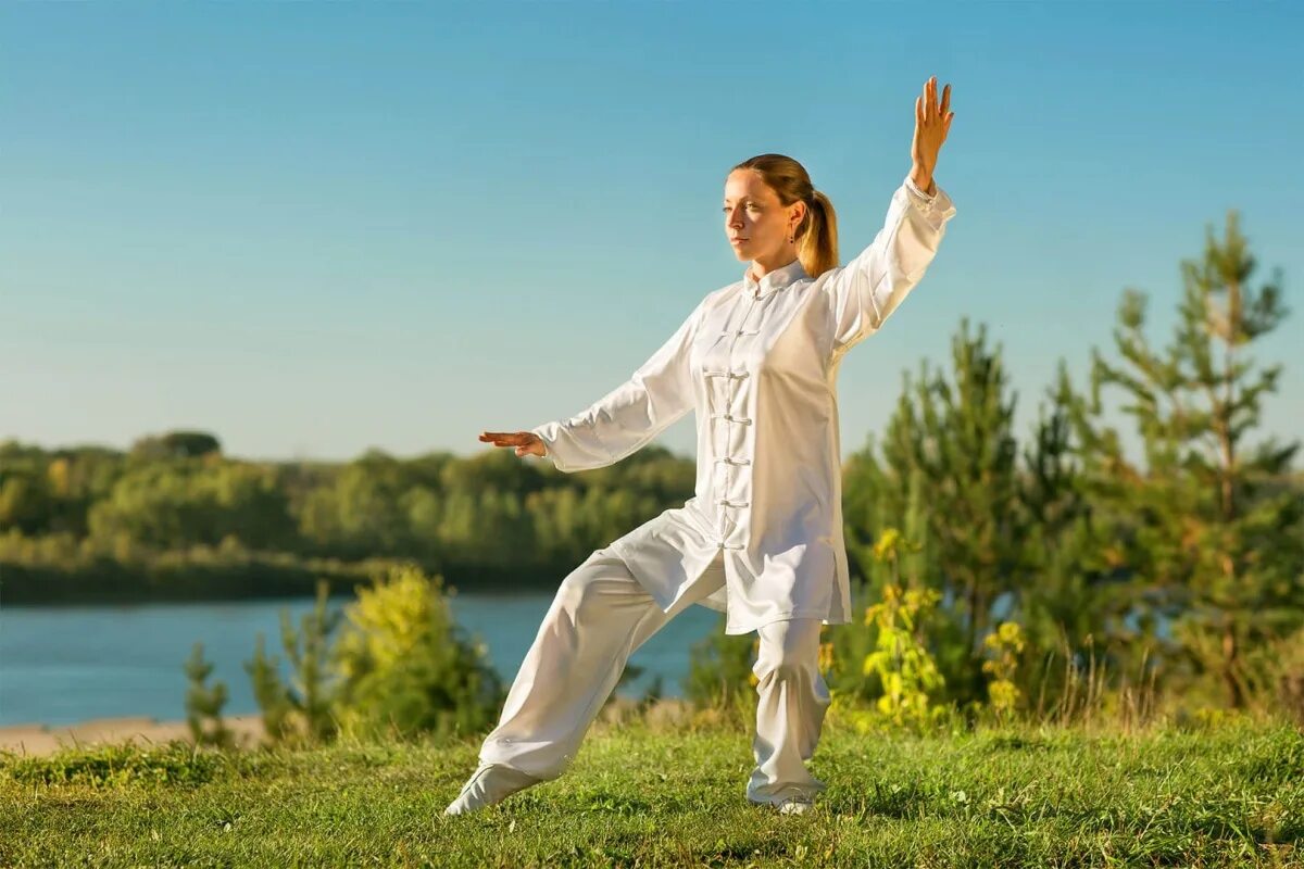 Китайская гимнастика цигун. Китайская гимнастика tai chi. Тайцзи-цигун оздоровительная гимнастика. Лечебная гимнастика цигун Китай.