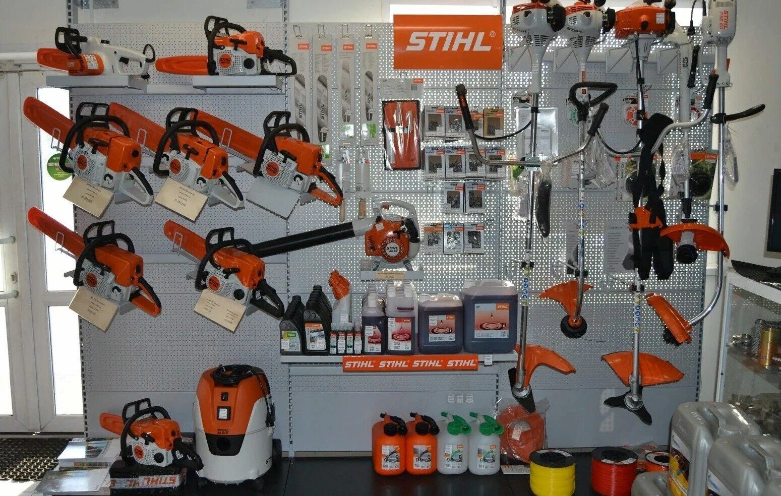 Штиль великий новгород. Stihl Ленинский 99. Магазин штиль камень на Оби. Стенд Stihl в магазине. Магазин штиль в Рыбинске.