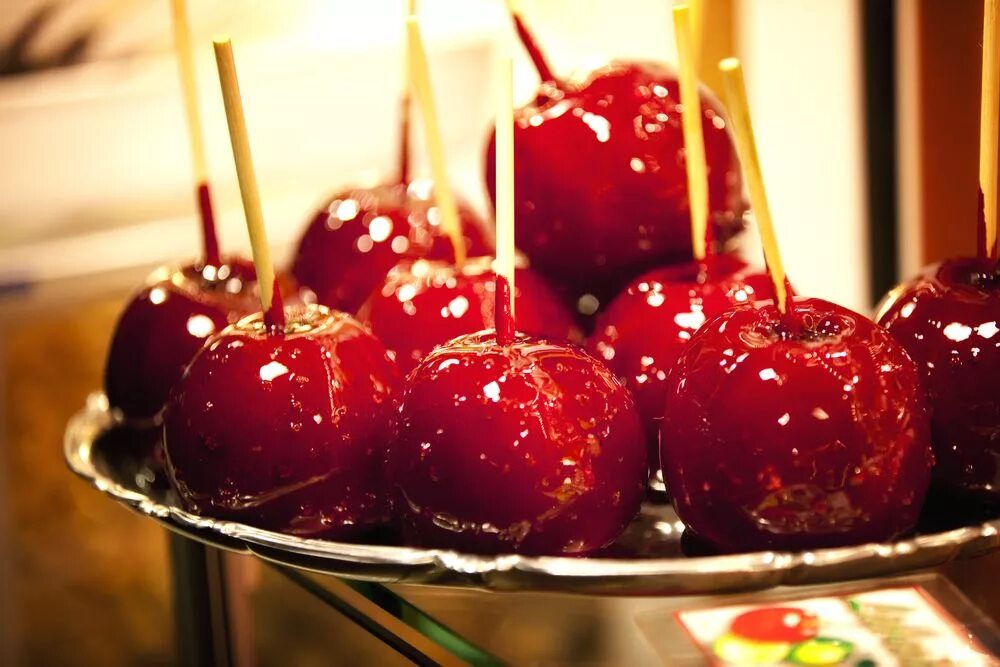 Яблоки в глазури на палочке. Candy & caramel apples. Яблоко в карамели на палочке. Яблоки в карамели. Яблоки в карамели.