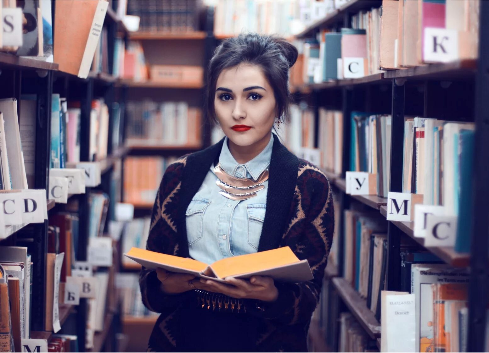 Фотосессия в библиотеке. Женщина библиотекарь. Девушка с книгой в библиотеке