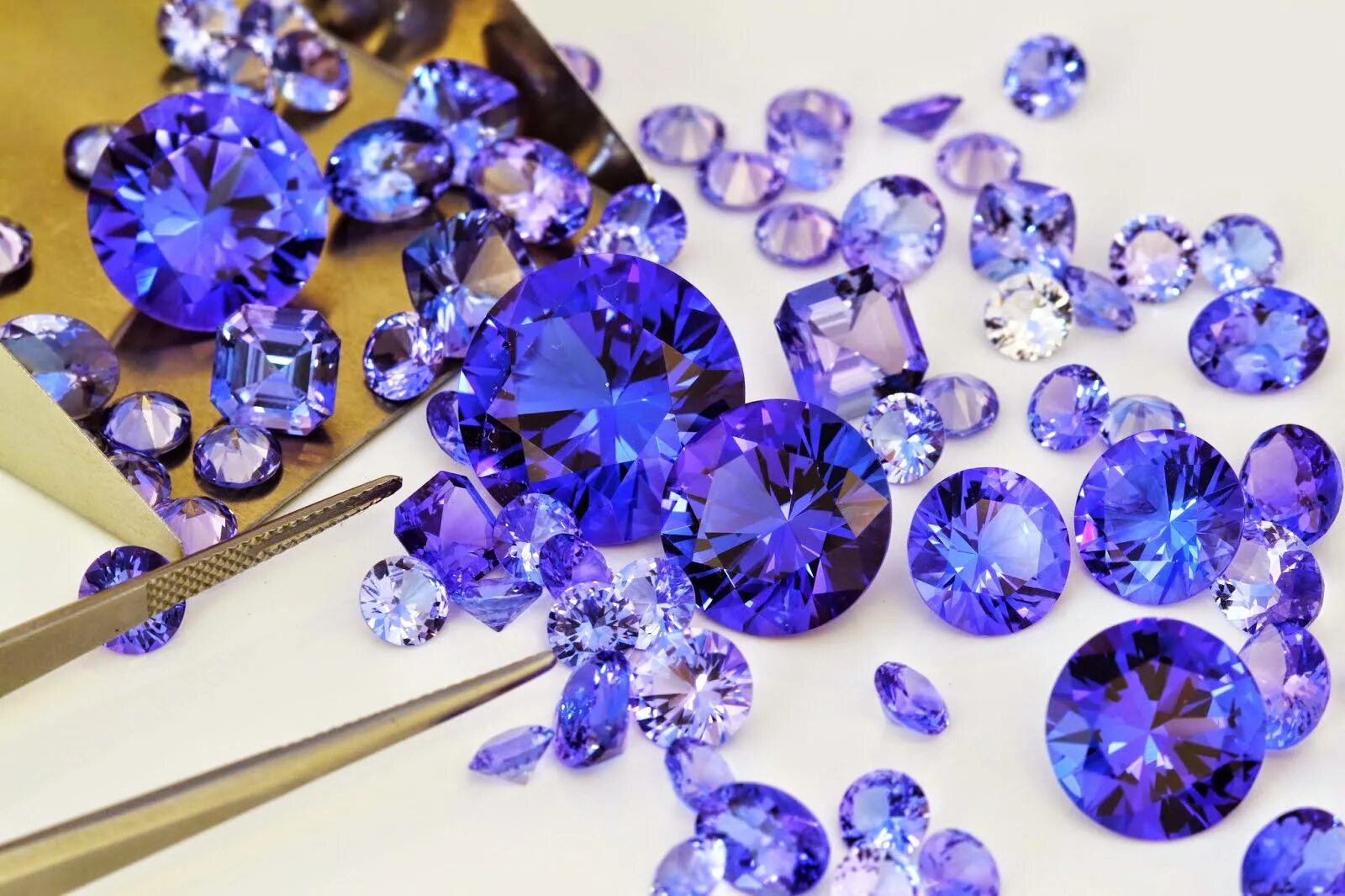 синий драгоценный камень танзанит. танзанит («голубой алмаз»). танзанит полудрагоценный камень. кристалл (самоцвет) танзанит. танзанит полудрагоценный камень.