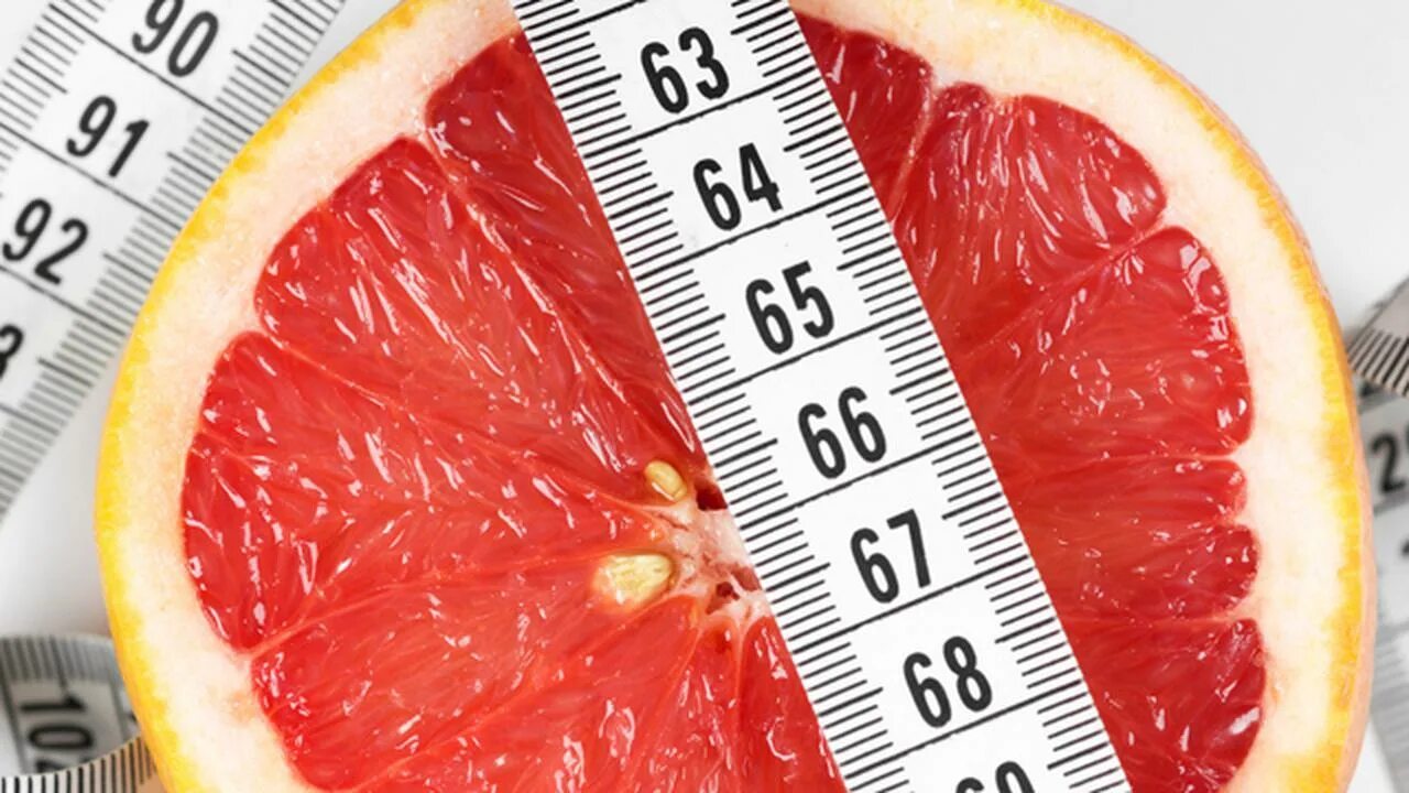 Сколько грамм в грейпфруте. Полезные витамины в грейпфруте. Вес 1 грейпфрута. Вес грейпфрута без кожуры. Грейпфрут состав витаминов.