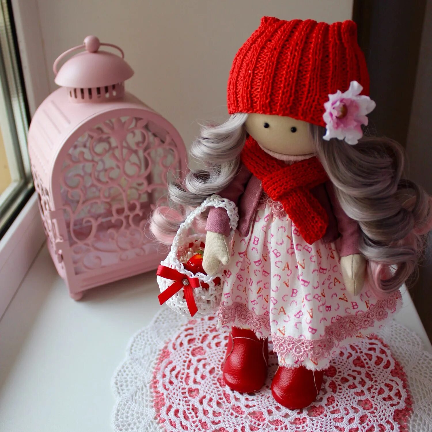 Красные куколки. Интерьерная кукла в Красном. Интерьерная кукла красная шапочка. Интерьерная кукла в Красном платье. Интерьерная трикотажная кукла красная шапочка.