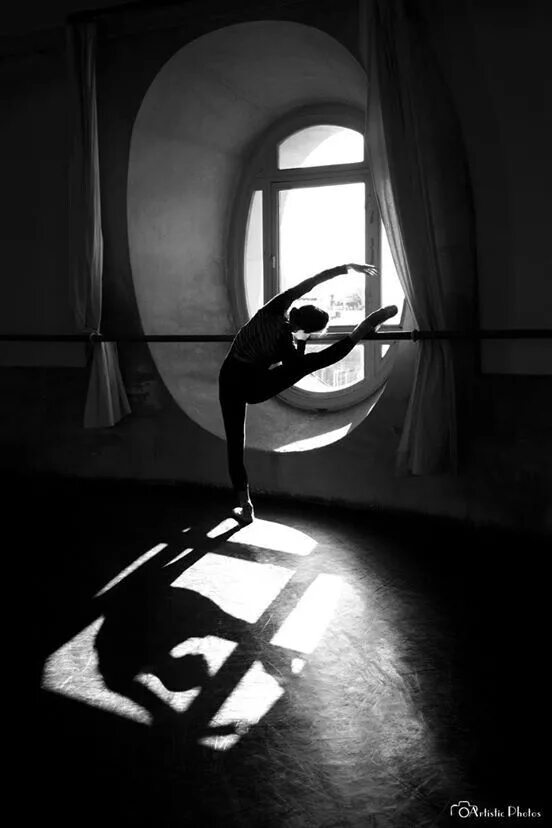 Танцы глаза. Танцующие глаза. Танцующие глаза. Маленькие балерины силуэт в тени. Michael jackson eyes.