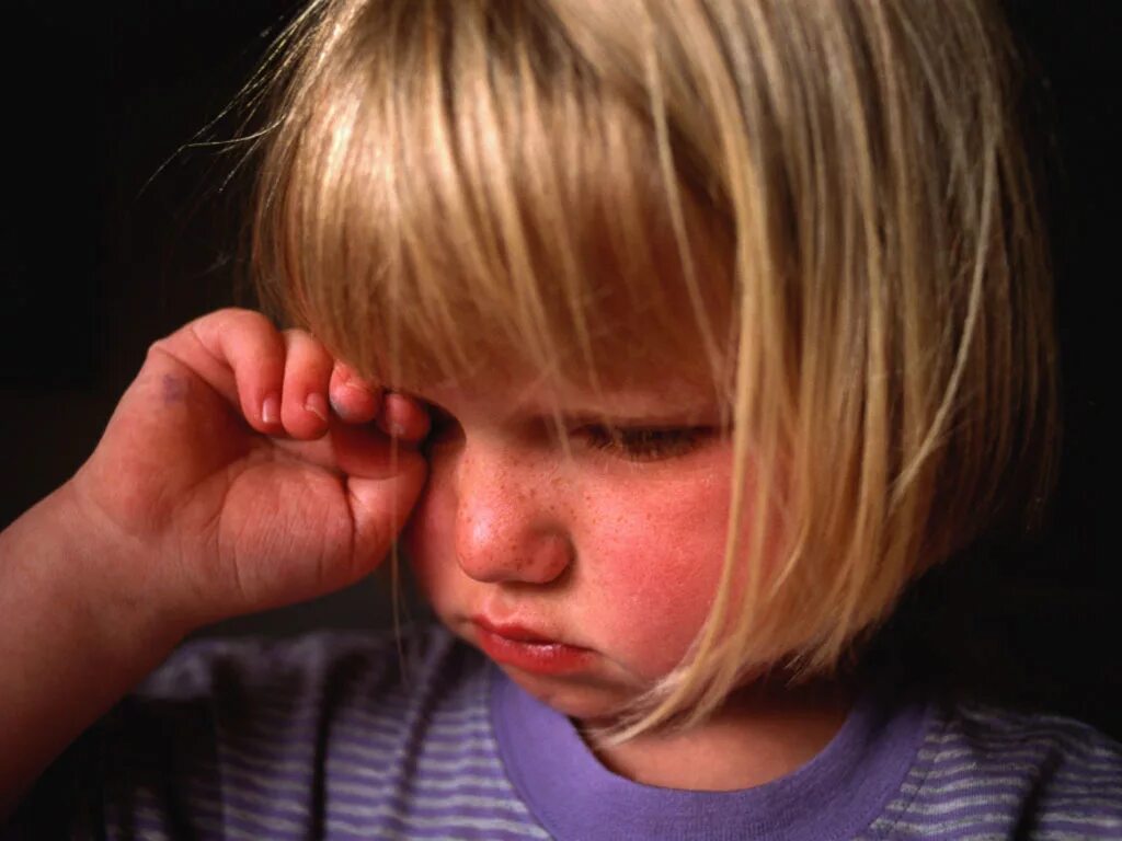 ребенок жалуется на свет. конфликт между детьми. мать ребенка аллергика. ребенок часто плачет. ребенок жалуется на свет.