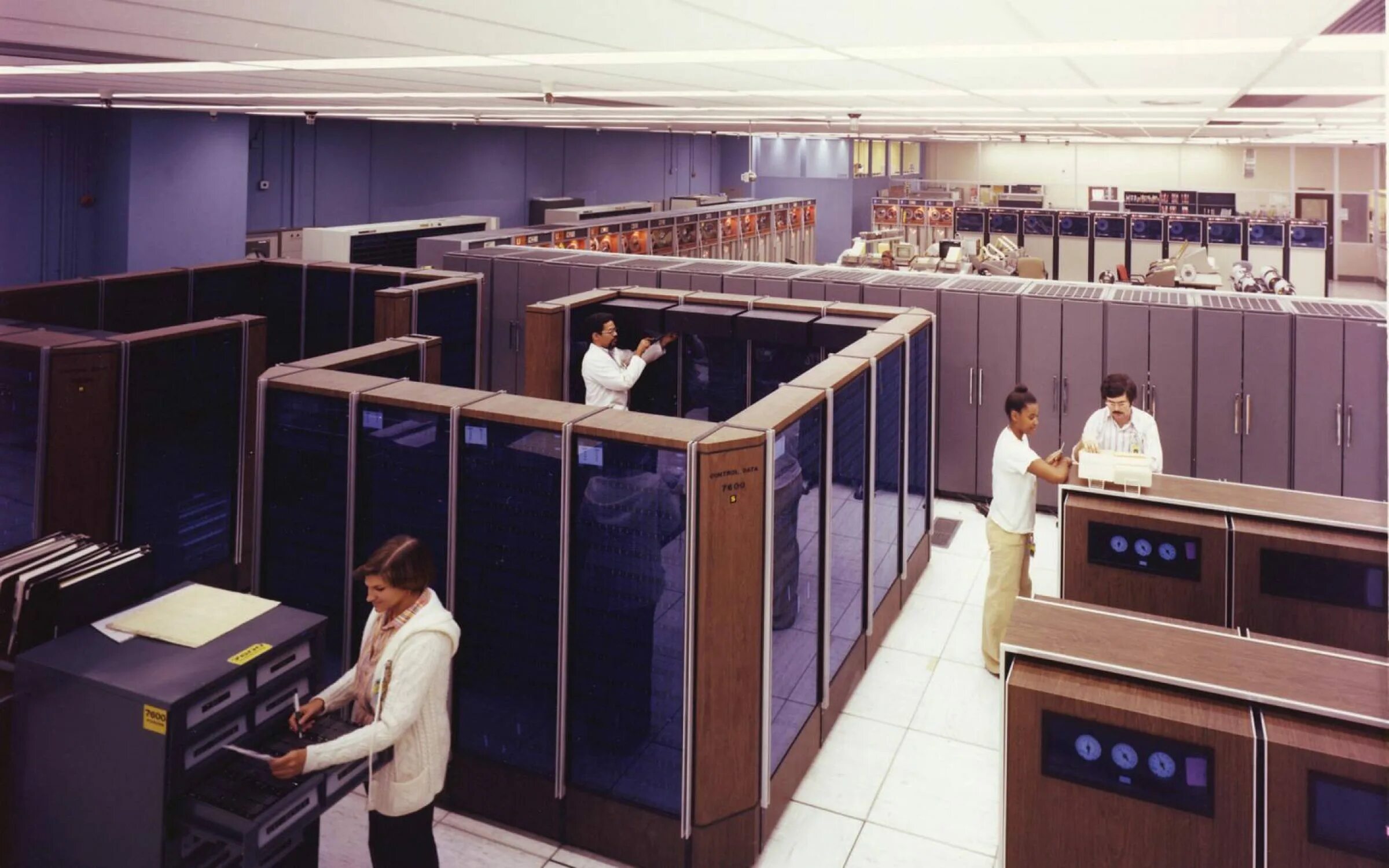 Суперкомпьютер CDC 7600. Cray 1 суперкомпьютер. Сеймур Крей суперкомпьютер Cray 1. Мейнфреймы 1970. Ас эвм