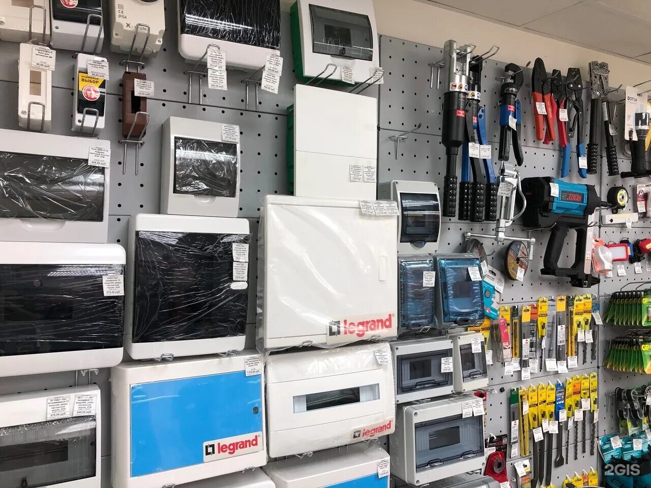 Вайлдберриз электротовары. Витрина с электротоварами. Выкладка электротоваров. Витрина с электрикой. Выкладка электротоваров.