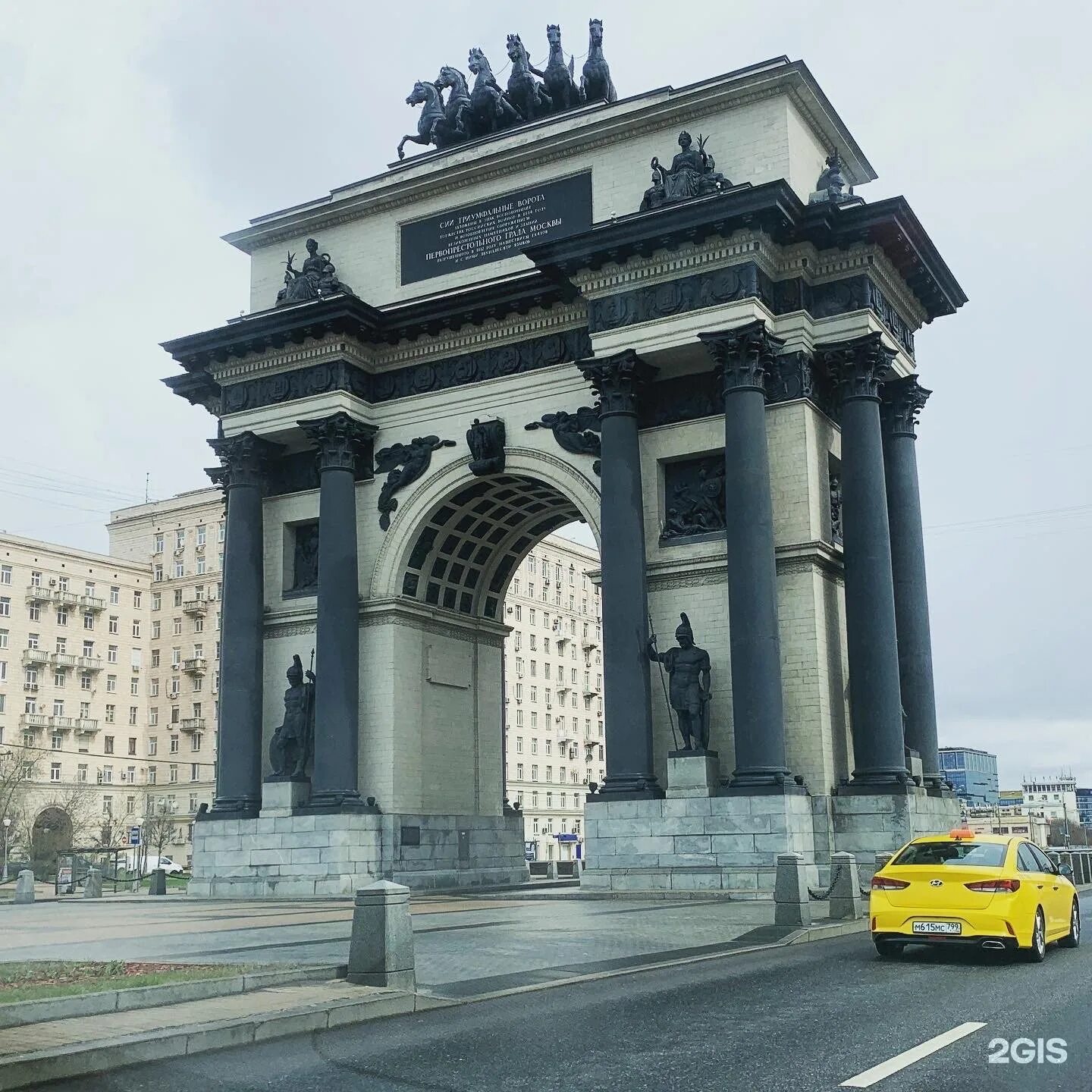 триумфальные ворота стиль. триумфальная арка бове москва. московские триумфальные ворота (триумфальная арка) в москве. триумфальная арка площадь победы. триумфальные ворота москва стиль архитектуры.