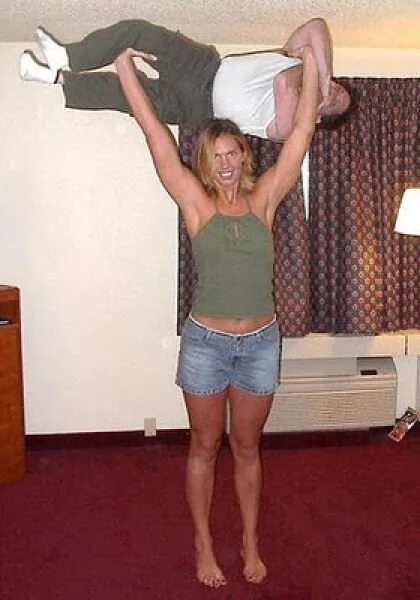 Женщина поднимает мужчину. Поднял девушку над головой. Поднял девушку над головой. Рука девушки. Девушка подняла парня над головой.