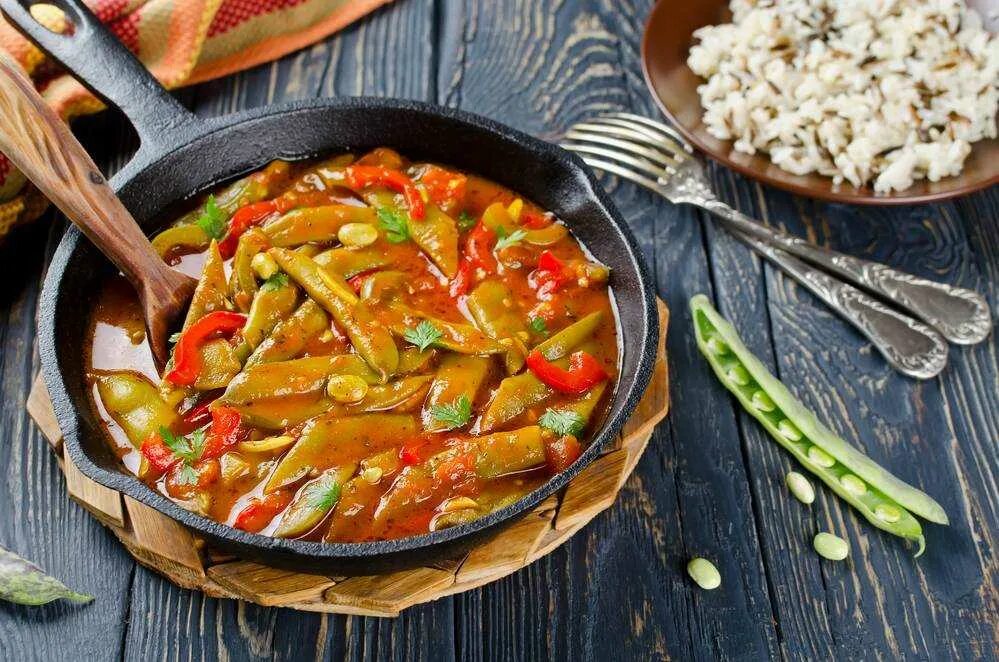 Стручковая фасоль с овощами на сковороде. Стручковая фасоль, тушеная с помидорами. рагу овощное с фасолью стручковой. фасоль спаржевая, тушеная с овощами. овощное рагу стручковой фасолью со стручковой.
