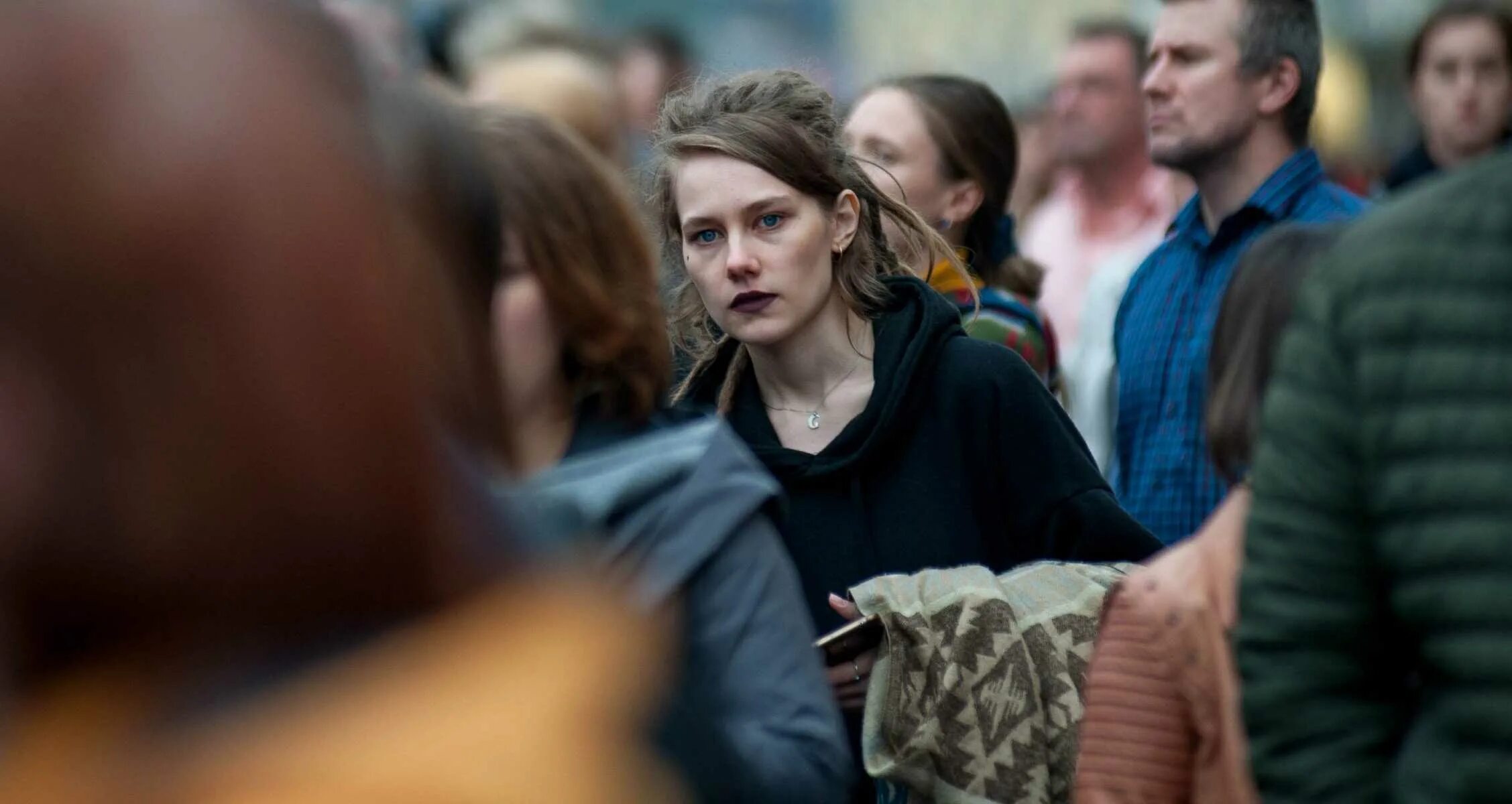 Человек среди толпы. Человек толпы. Девочка дает толпе. Толпа женщин. Девочка дает толпе.