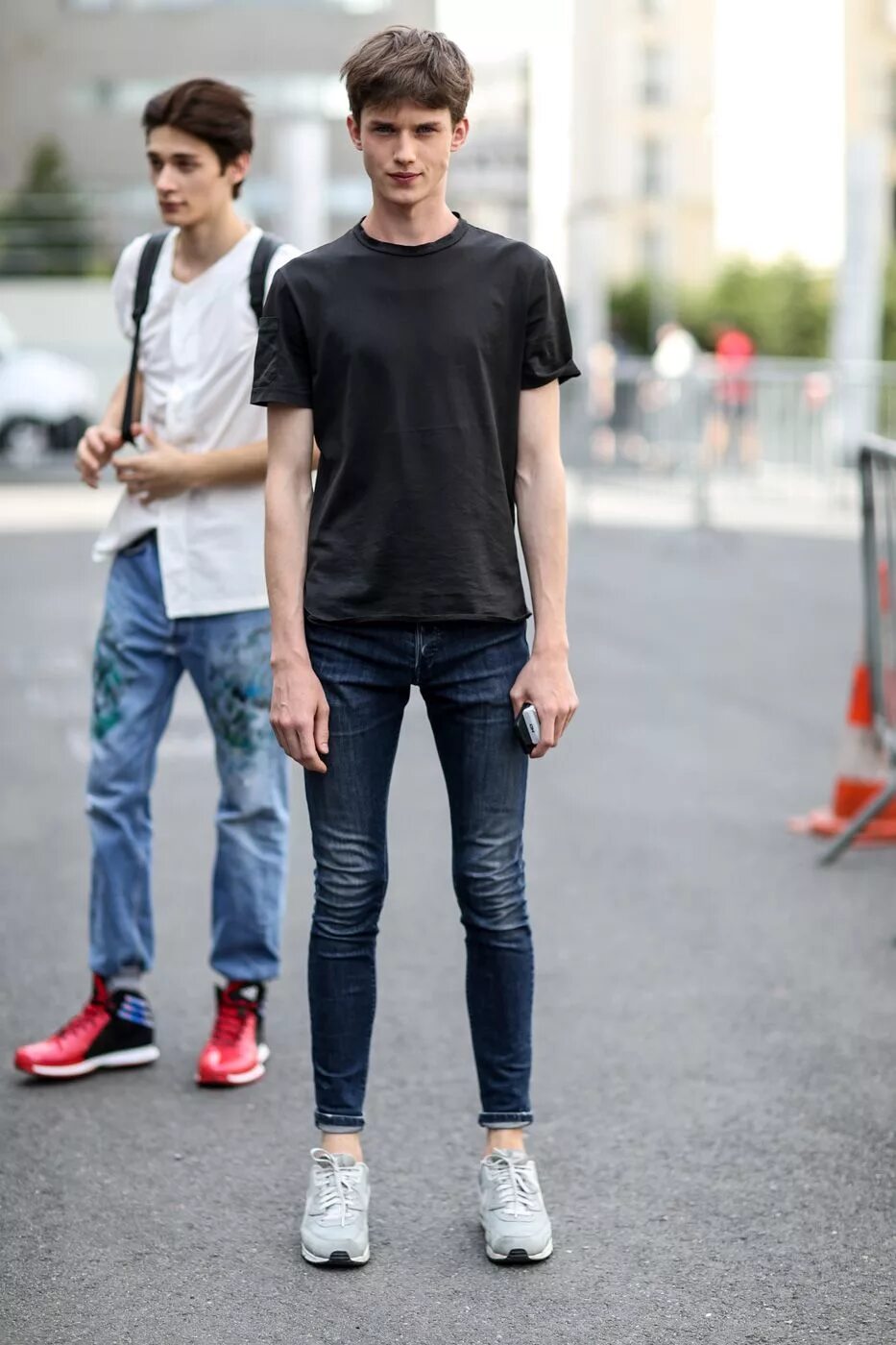 Стройные мальчики в шортах. Худенькие мальчики и девочки. Худенькие мальчики и девочки. Худенькие мальчики и девочки. Парень и девушка подростки.