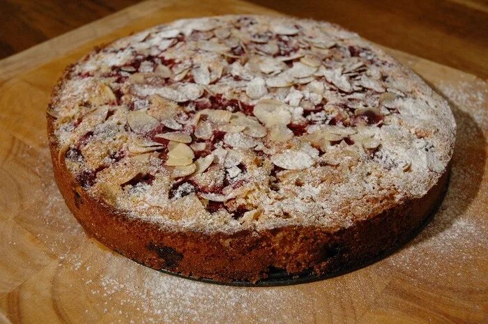 Миндальный пирог с черносливом. Пироги высоцкой. Пироги высоцкой. Песочный сливовый пирог от юлии высоцкой. Выпечка от юлии высоцкой.