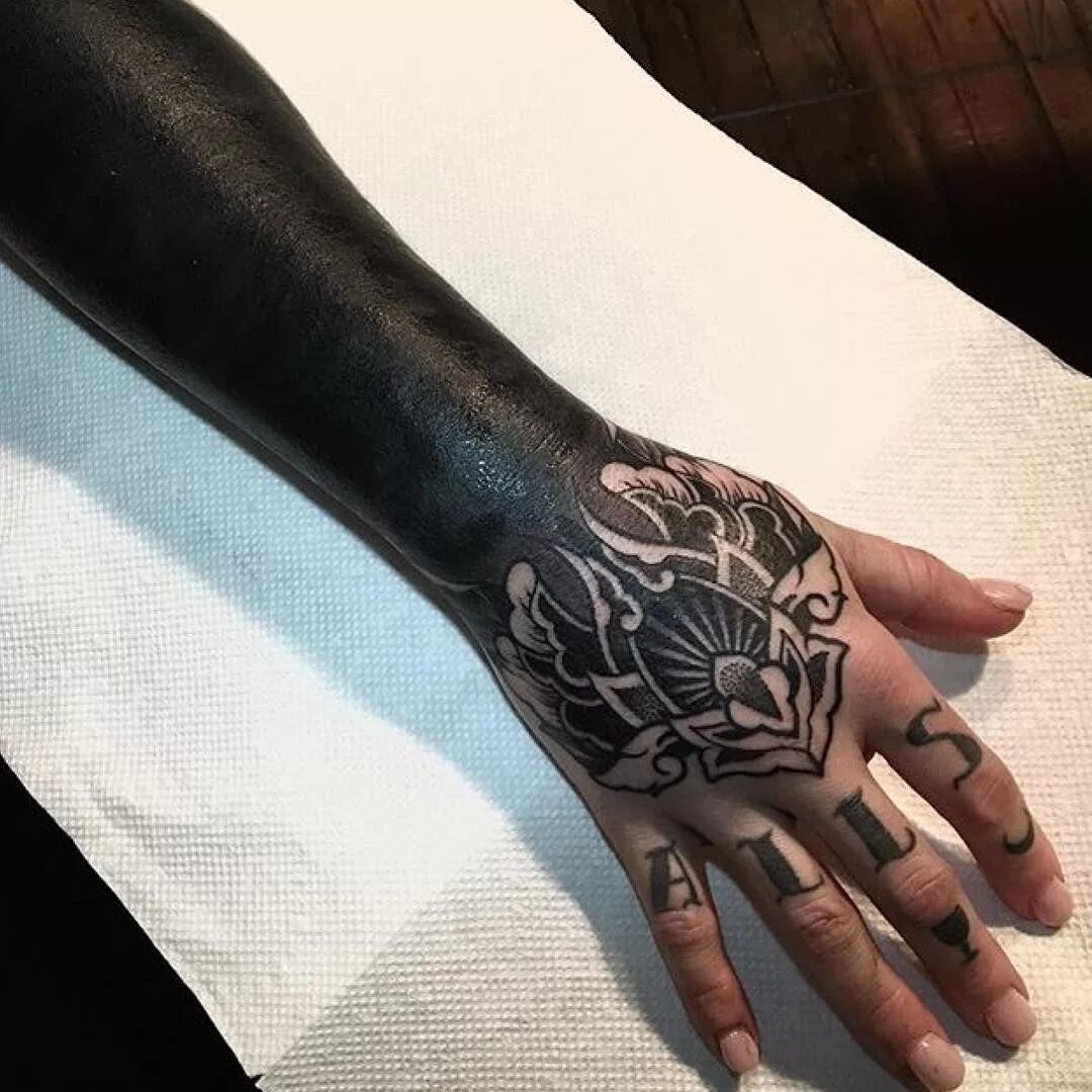 Трансфер на кожу тату. Сотворение адама тату предплечье. Тату от кисти до пальцев. Тату халка на руке. Самые необычные места для тату.