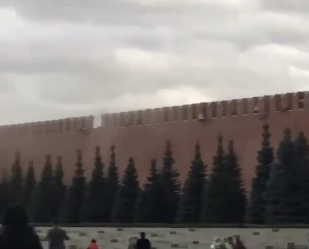 Кремль стреляли. Мерлоны Московского Кремля. Ураган в Москве 1998 Кремлевская стена. Зубцы кремлевской стены. Мерлон на кремлевской стене.