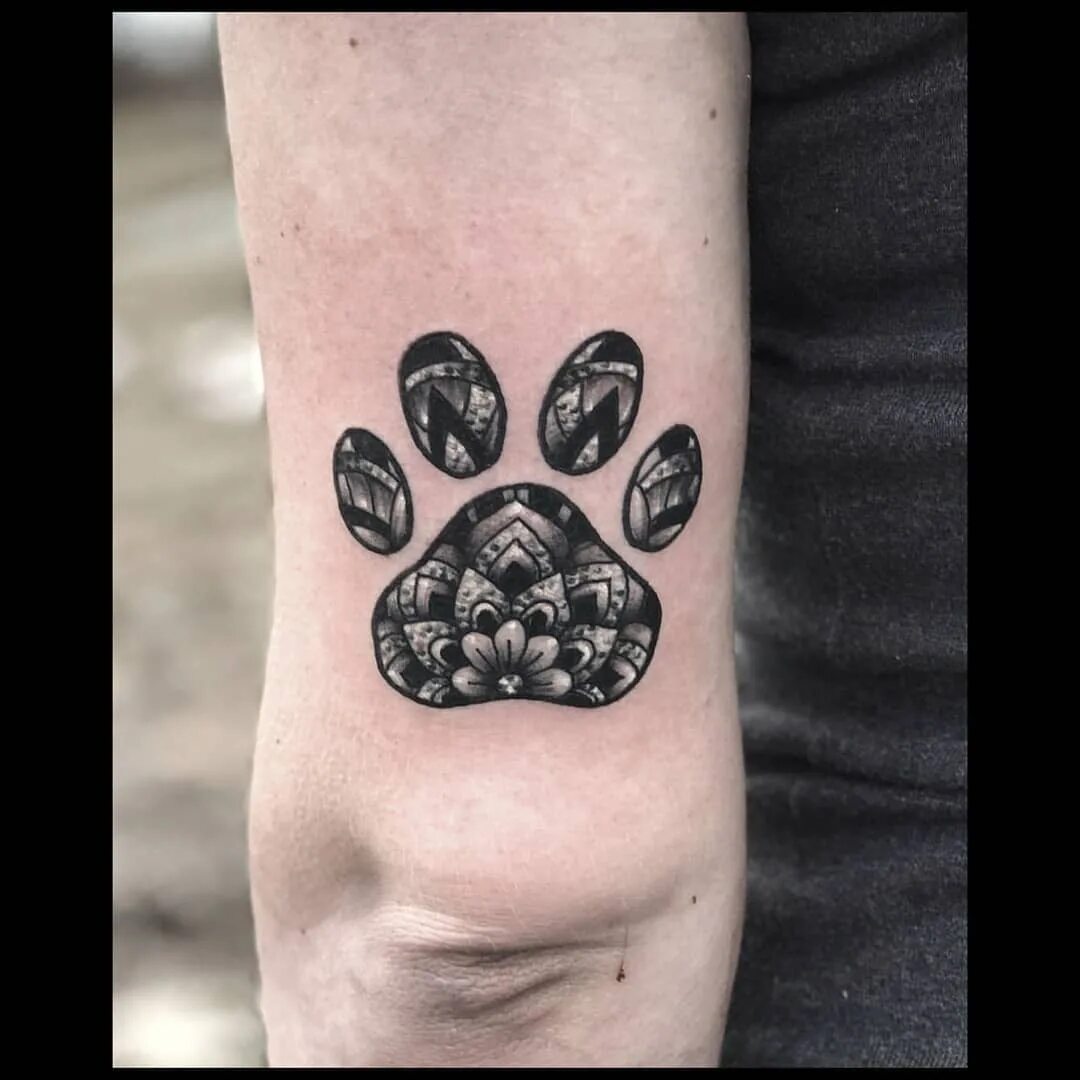 Тату лапа собаки. Тату с лапами животных. Лапы волка. Тату лапа волка. Тату лапа волка.