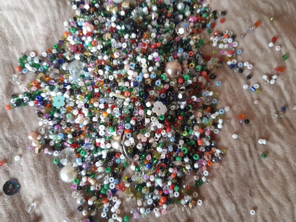 Бисер пайетки. Вышивка пайетками и бисером. Брошь вышитая пайетками. Вышивка жемчугом и бисером. Блестки бисер пайетки.