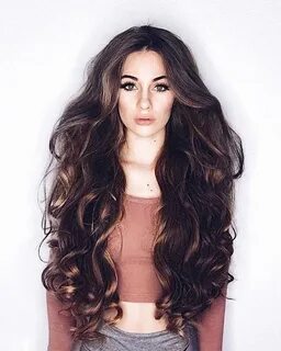 Длинными волосами блогерша
