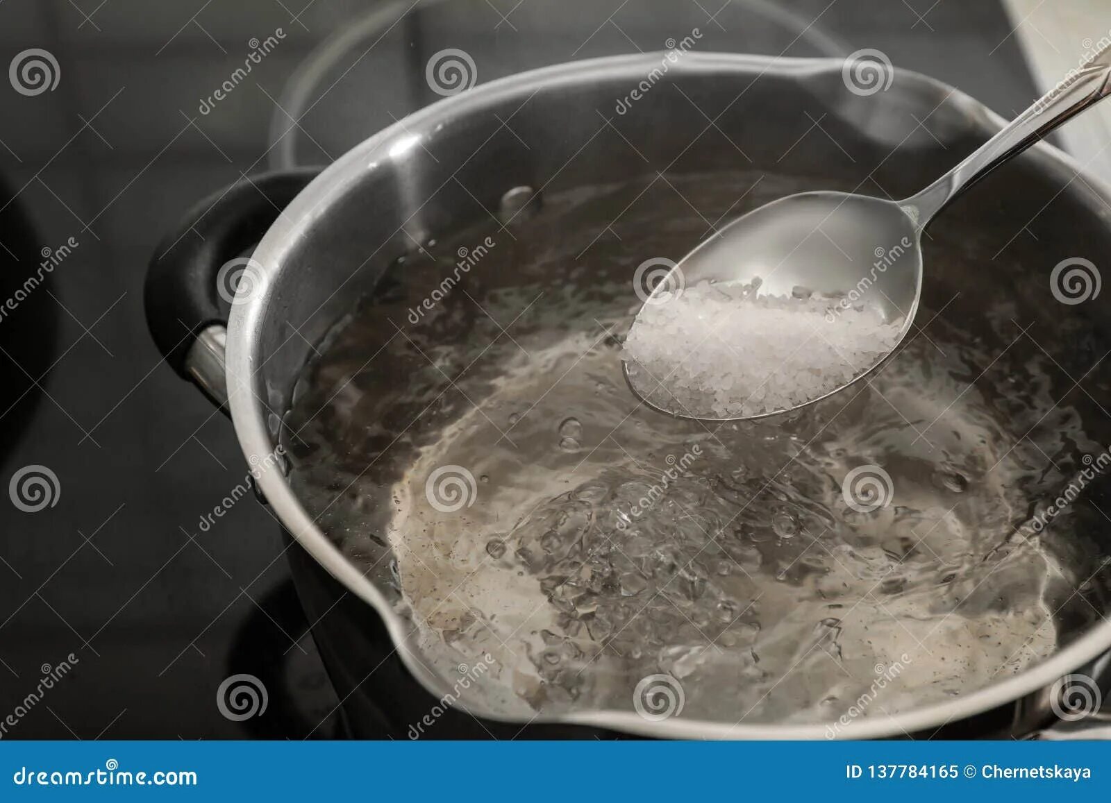 Тесто кипящее в воде