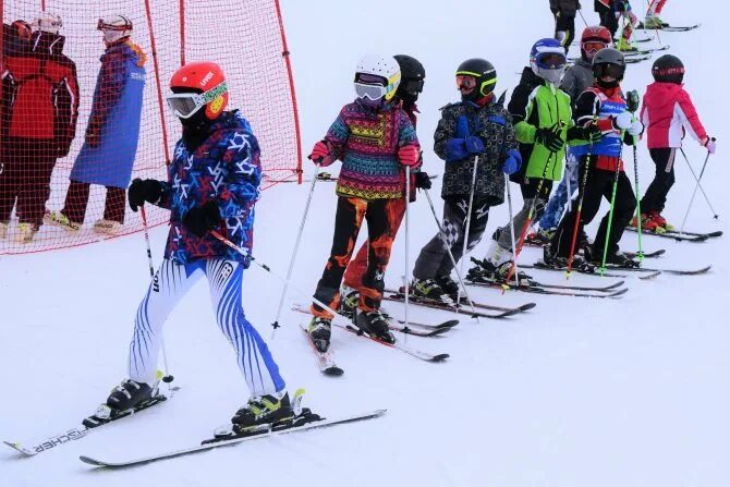 Спортивные школы лыжи. Соревнования по горным лыжам. Горные лыжи соревнования. Соревнования по горнолыжному спорту. Школа горнолыжного спорта.