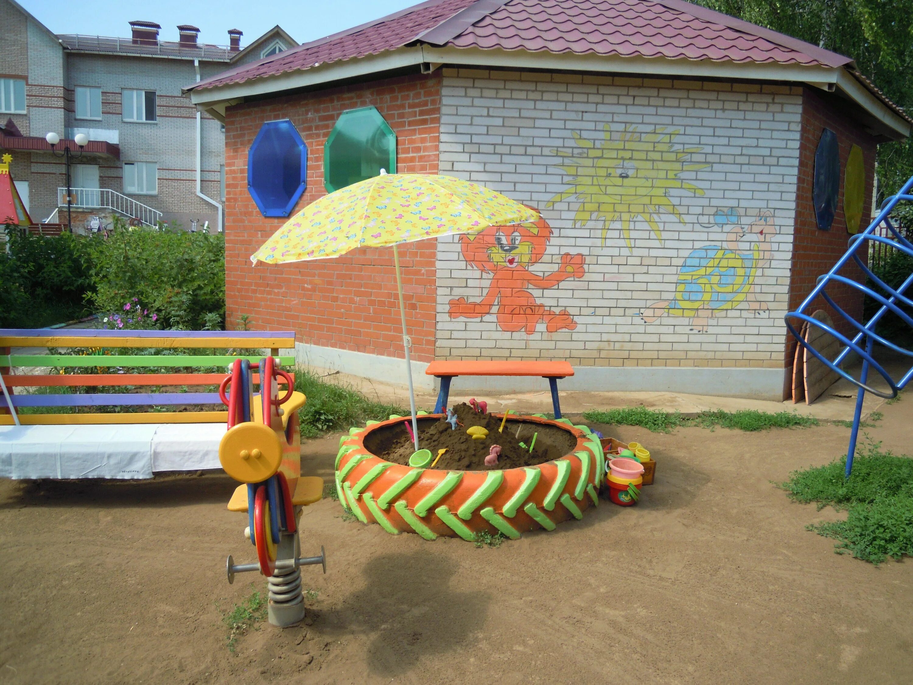 Площадка в садике. Украшение участков в детском саду. Летний участок в детском саду. Украшение участков в детском саду летом. Лучший участок детского сада конкурс.