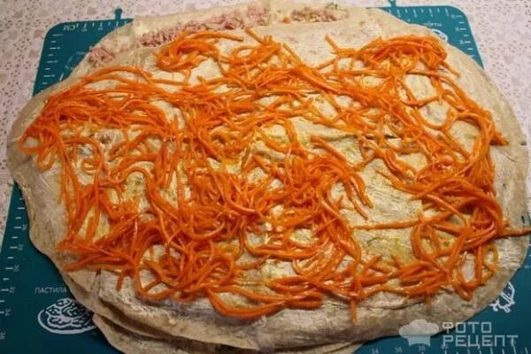 Рулет с корейской морковкой и колбасой. Рулет из лаваша с корейской морковью и сыром и колбасой. лаваш с корейской морковкой и колбасой. рулет из лаваша с колбасой и корейской морковкой. рулет с морковкой по-корейски в лаваше.
