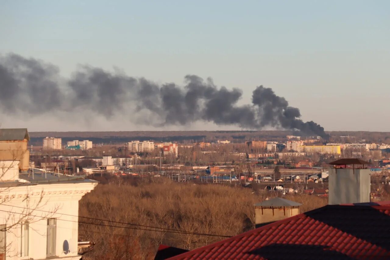 Нападение на курскую. Пожар. Пожар на аэродроме в Курске. Пожар в Курске 6 декабря 2022 года. Курский аэродром пожар.