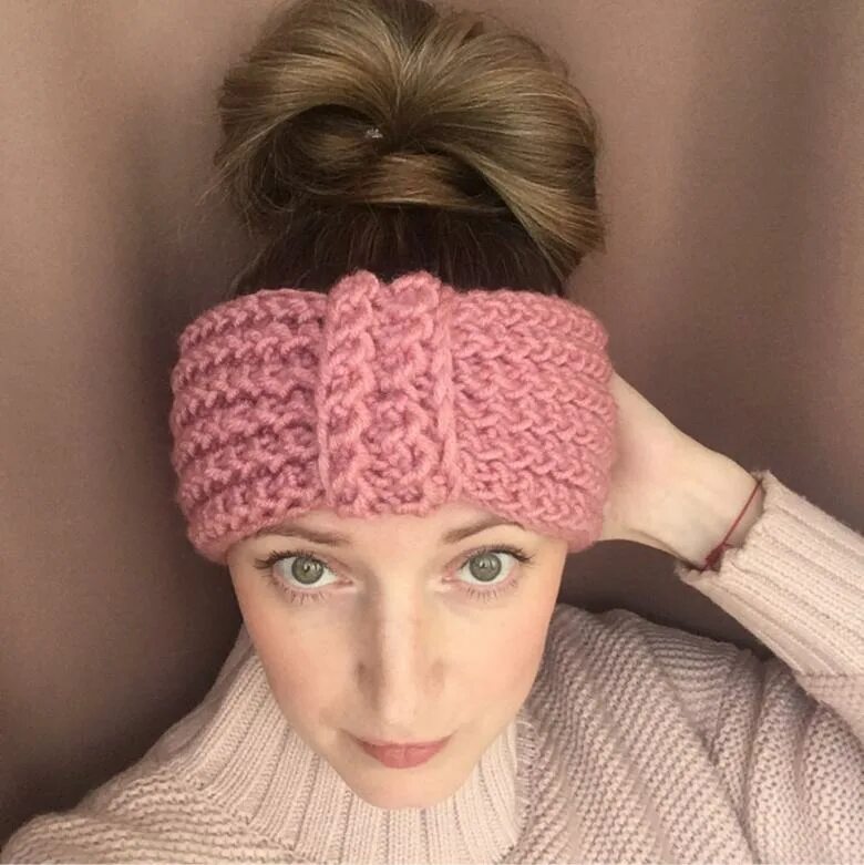 Вязакая повязка наголову. Как связать повязку спицами. Повязка вязаная. Вязанная вовязка на голову спицами. Вязаная повязка на головку.