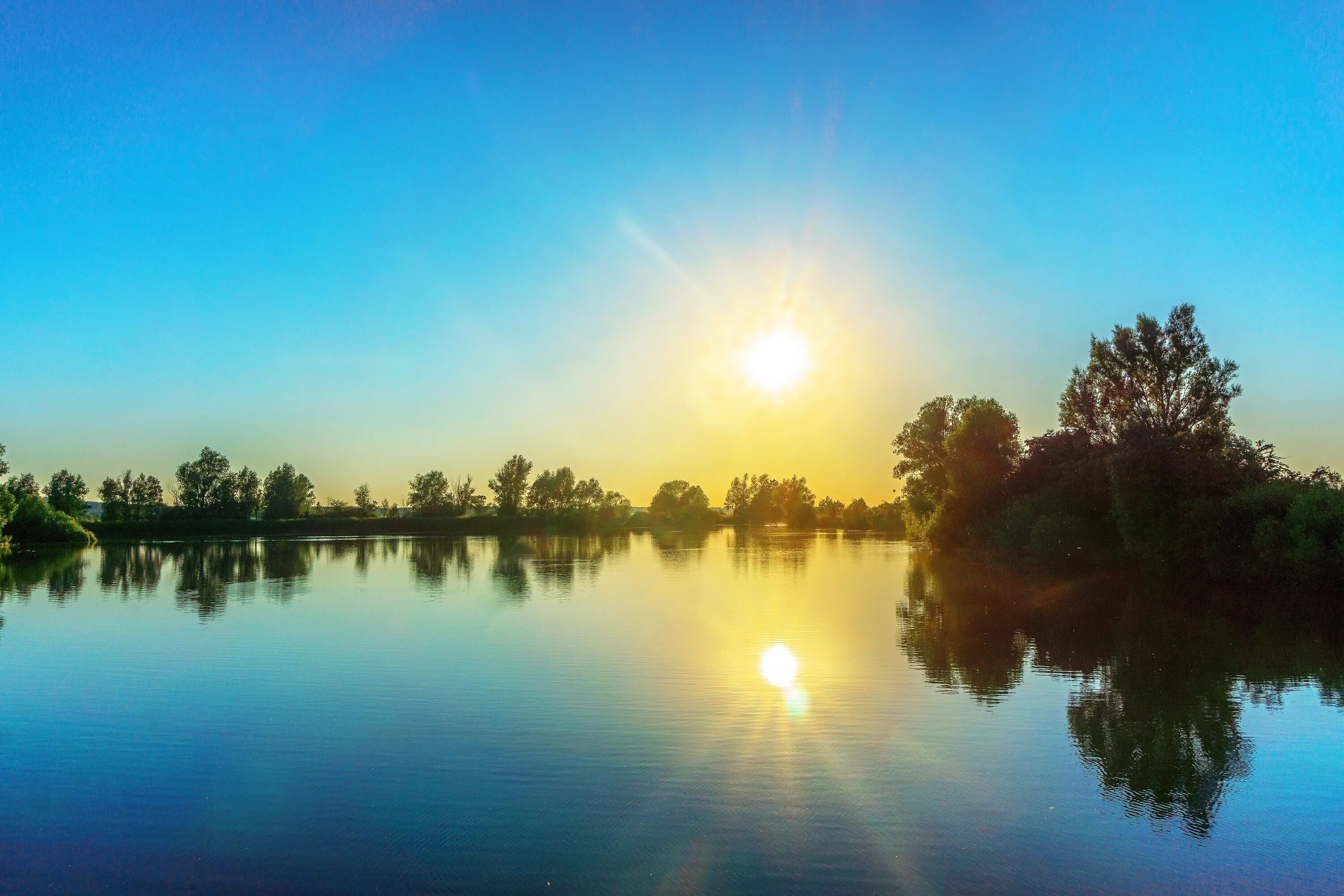 В природе отражаются на. Рассвет на озере. Река солнце. Солнце над рекой. Рассвет над озером.