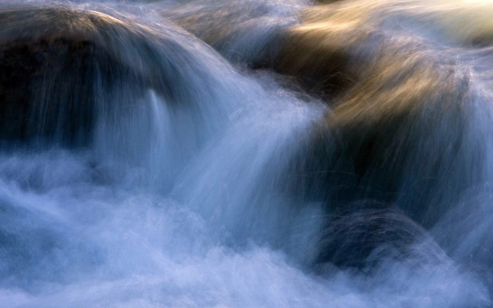 Поток воды. Течение воды. Сильный поток воды. Бурлящий поток воды.