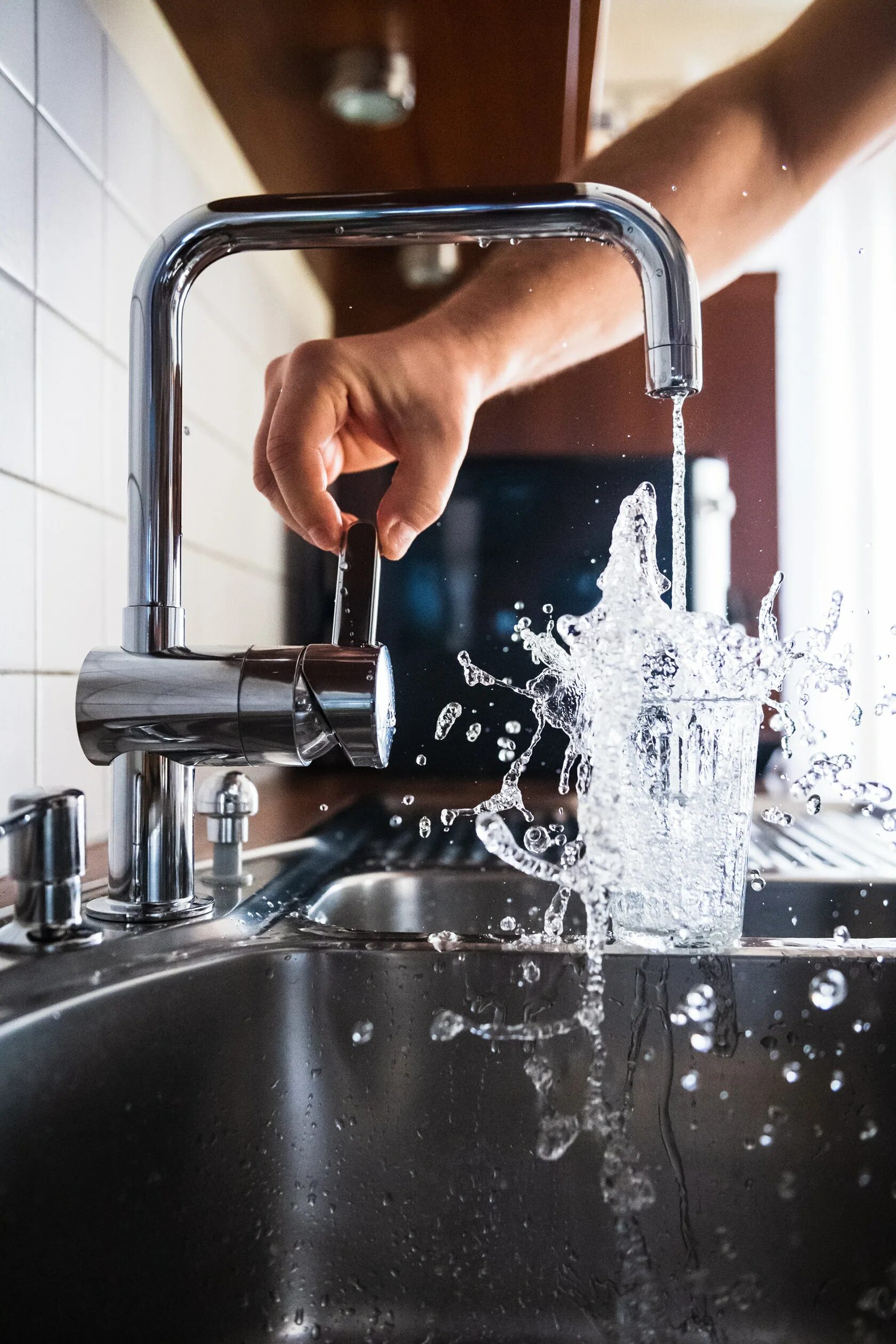 Питьевая вода. Водопроводный кран с водой. Вода питьевая водопроводная. Вода течет из крана. Кран с водой.