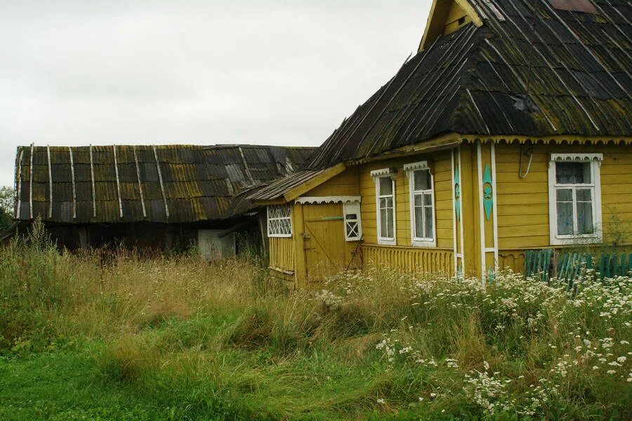 В 2 соседних деревнях. Деревня дом с соседями. Соседняя деревня. Ревда летопись окрестных деревень. Деревня Соседно Карамышевский район.