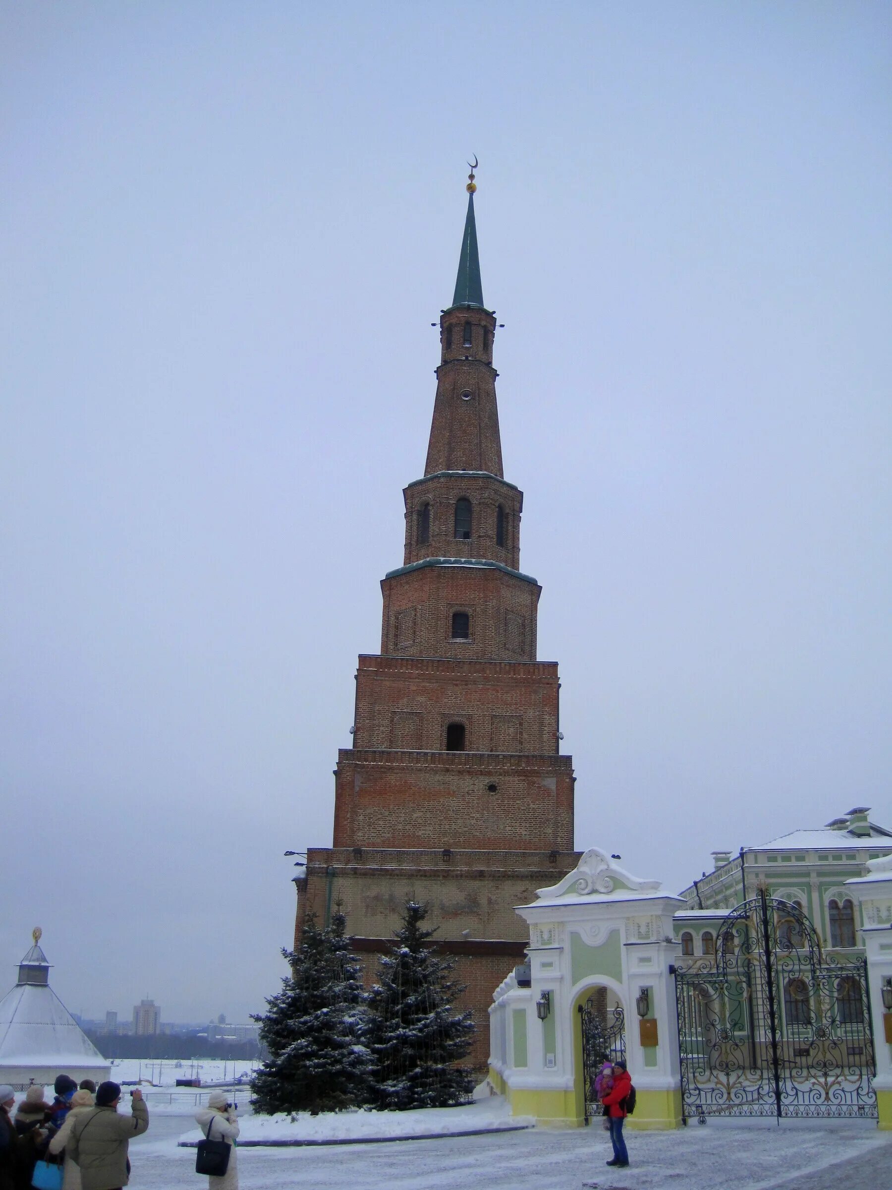 Какая башня обыгрывает башню сююмбике. Казанский кремль сююмбике. падающая башня сююмбике. башня сююмбике царица казанская. ярусы башни сююмбике.