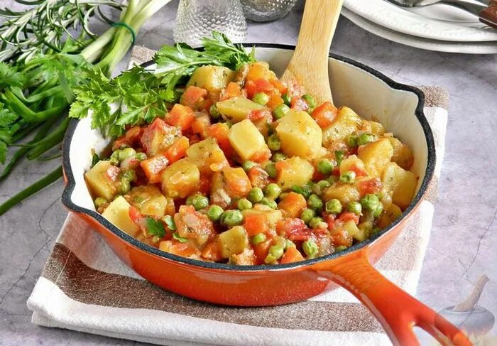 Морковь горошек лук. Рыбный салат с горошком. Винегрет с горошком и солеными огурцами. Салат из моркови с зеленым горошком. Салат из капусты с морковью и горошком.