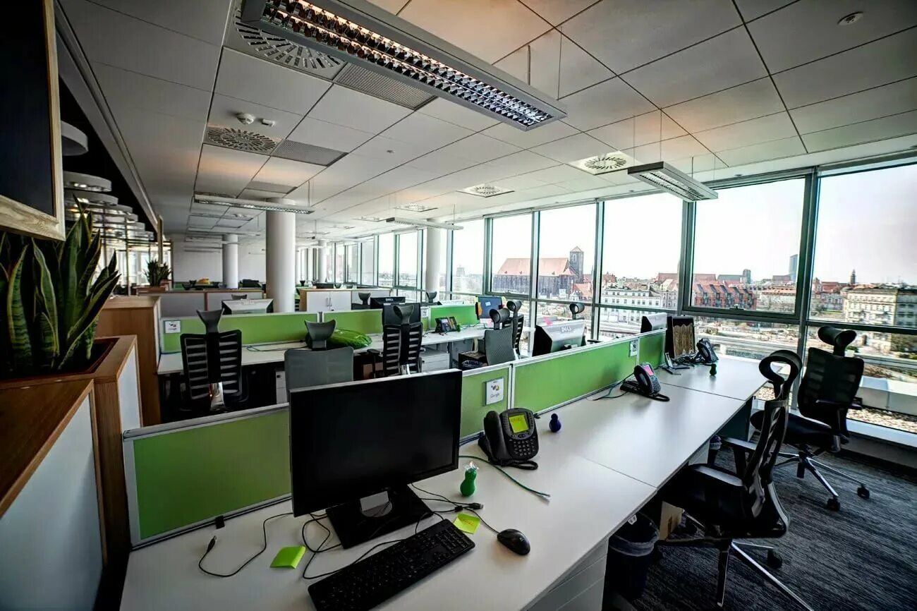 офисные столы опен спейс. офисное пространство. современный офис интерьер. базовый офис. The офис.