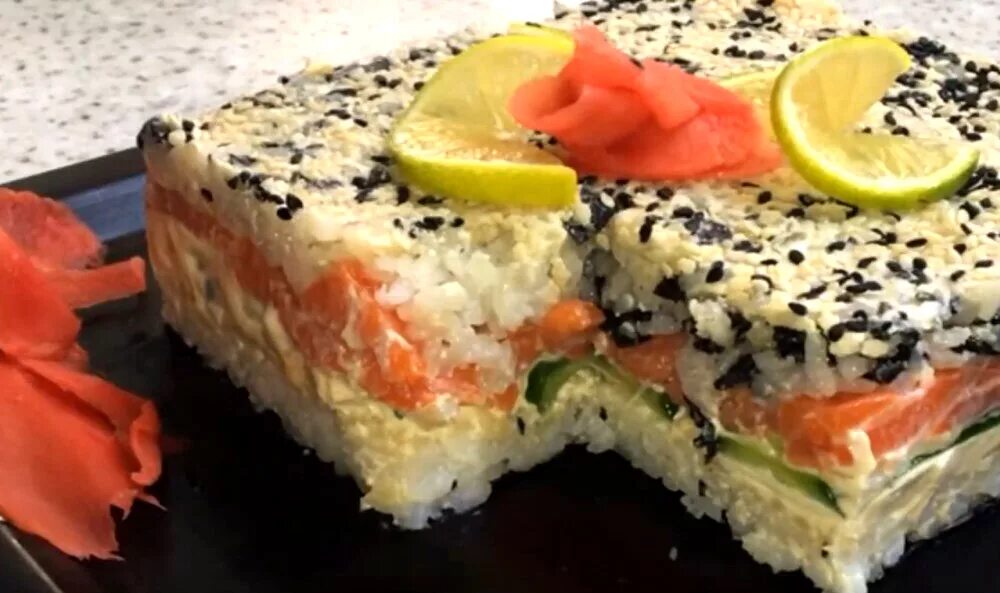 салат ленивые суши. суши торт филадельфия. ролл салат с красной рыбой огурцом рисом. ролл салат с красной рыбой огурцом рисом. салат ленивый филадельфия суши.