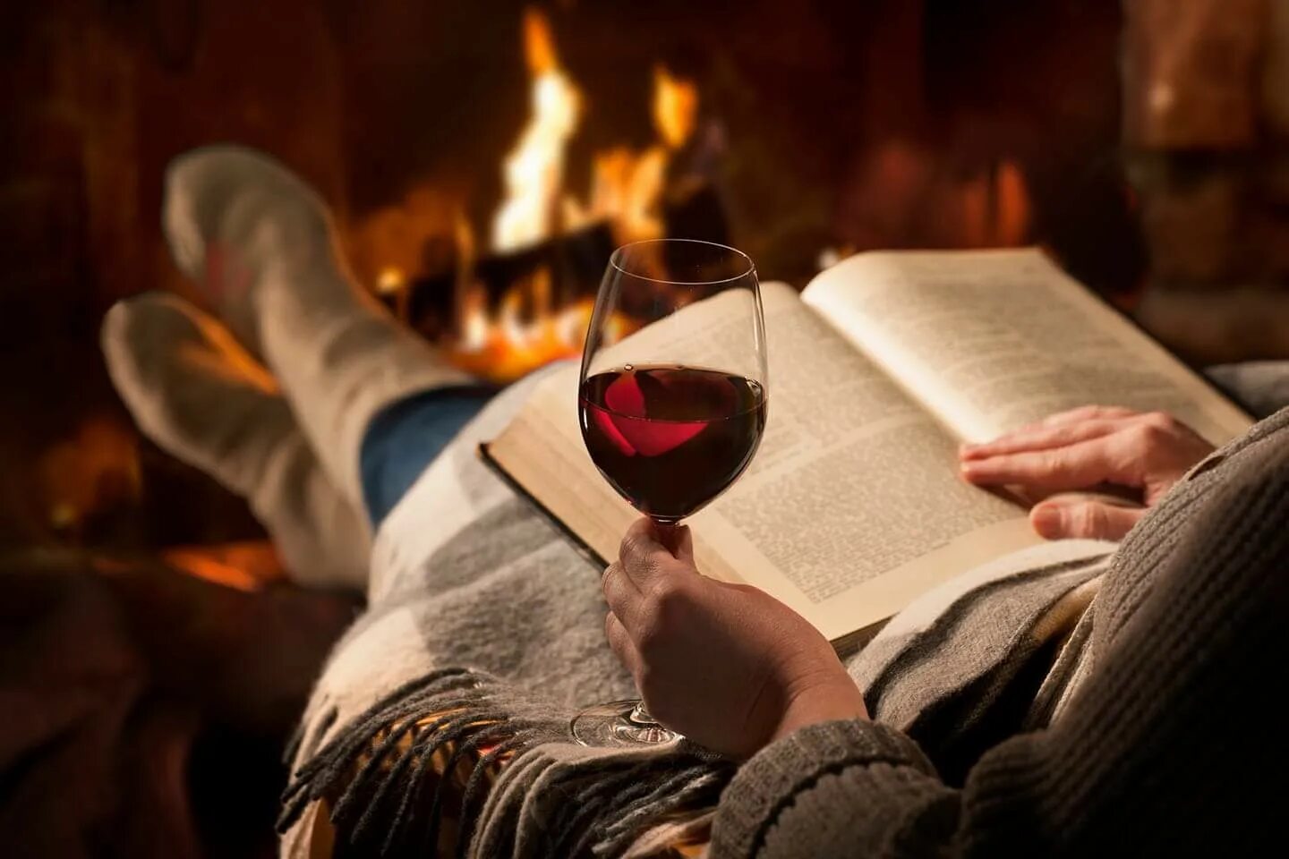 Чтение зимним вечером. Камин вино. Камин плед вино. Плед и вино. Бокал вина у камина.